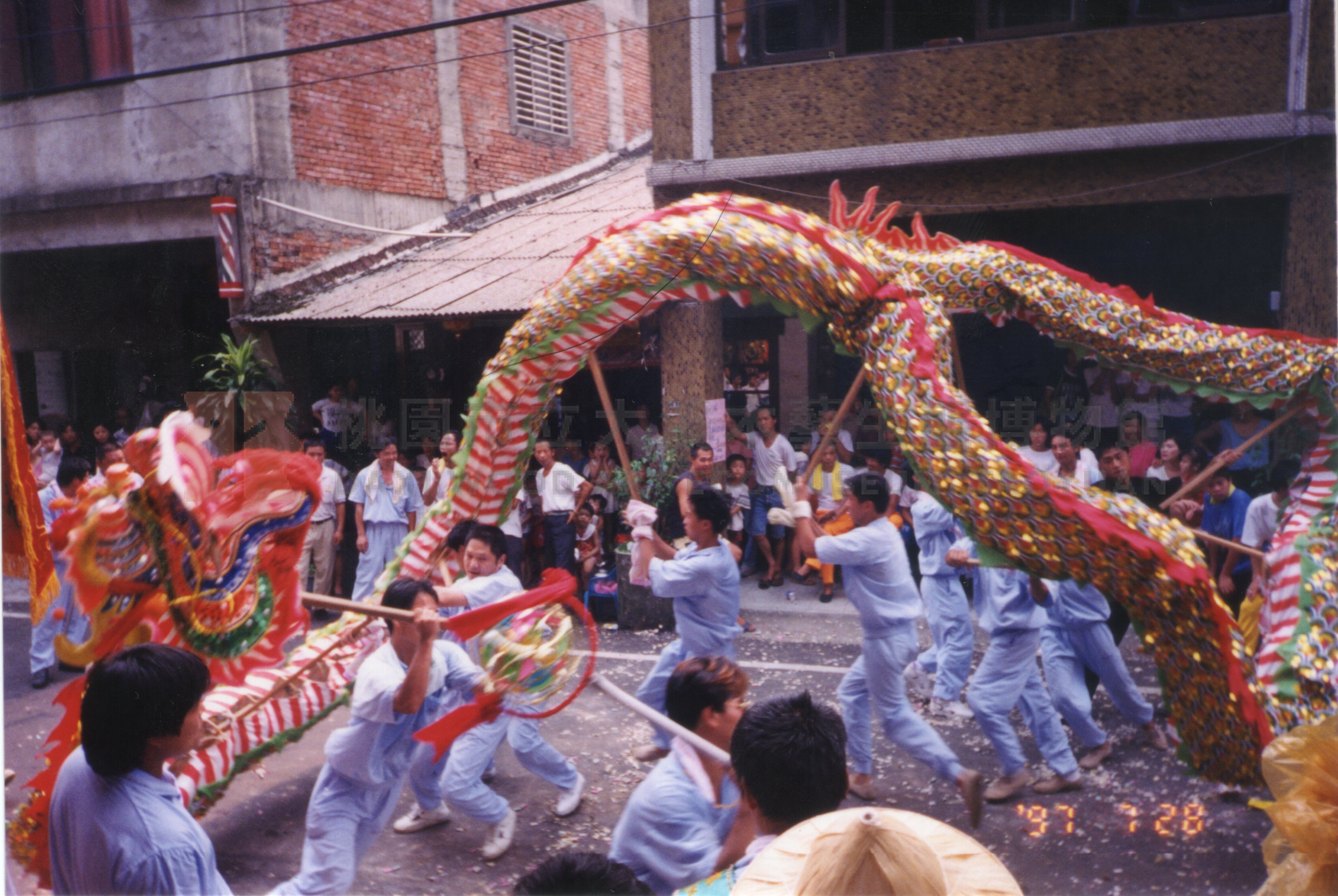 新勝社繞境隊伍舞龍照主題的圖片縮圖第2張