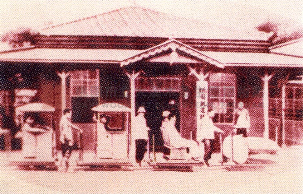 桃園軌道株式會社車站前停靠輕便鐵道車輛主題的圖片縮圖第1張