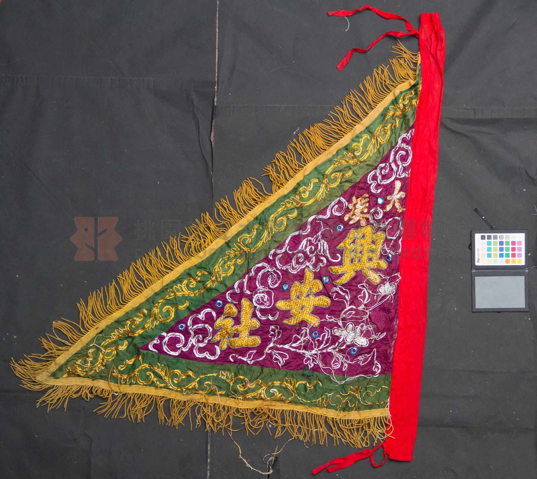 1970年代大溪興安社龍虎旗（橘底銀麒麟）主題的圖片縮圖第2張