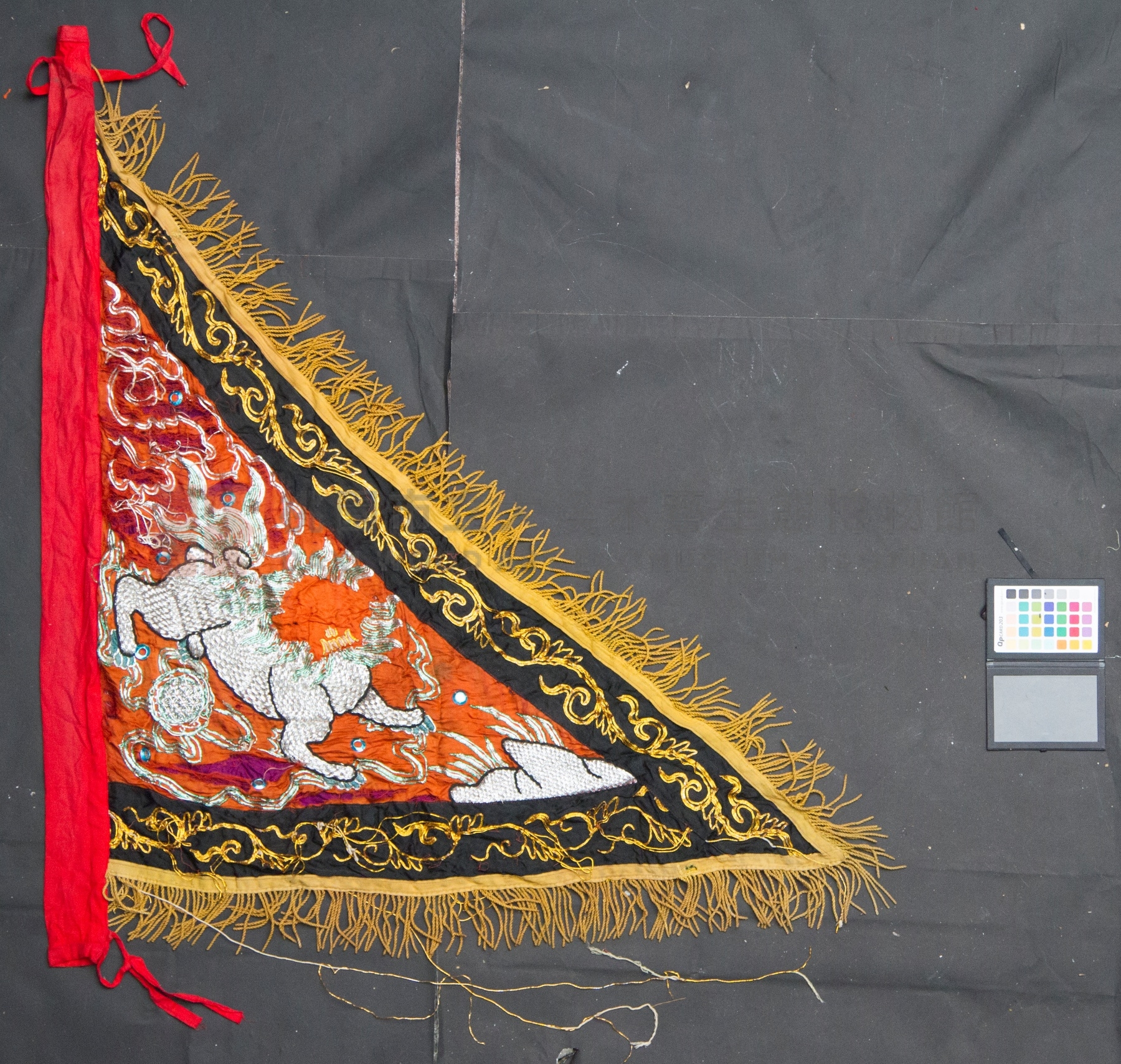 1970年代大溪興安社龍虎旗（橘底銀麒麟）主題的圖片縮圖第3張