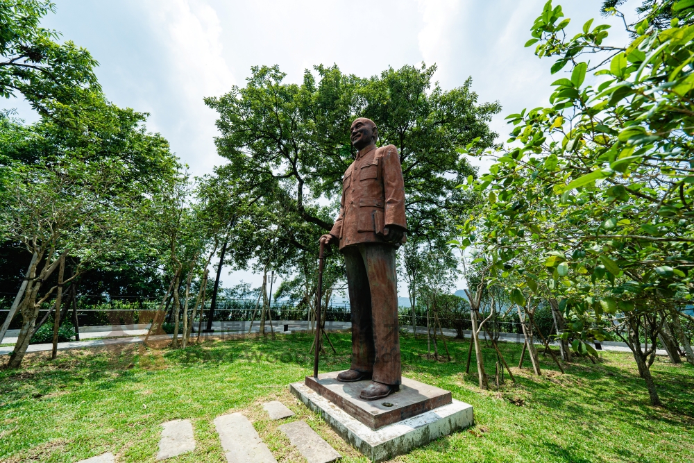 段落敘述相關的圖示說明：銅像雕塑由國立藝專雕塑科副教授何恆雄負責，下方浮雕由復興商工專校雕塑科主任葉松森負責，由師生共同製作